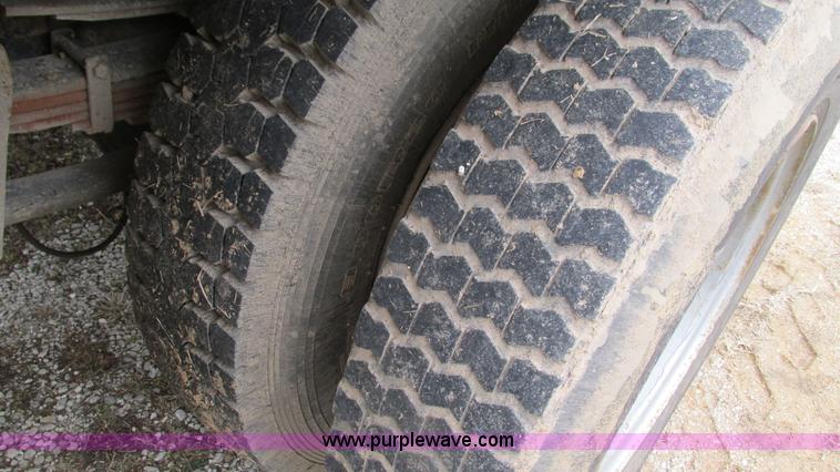 image for item I3098 1984 International S1700 flatbed truck