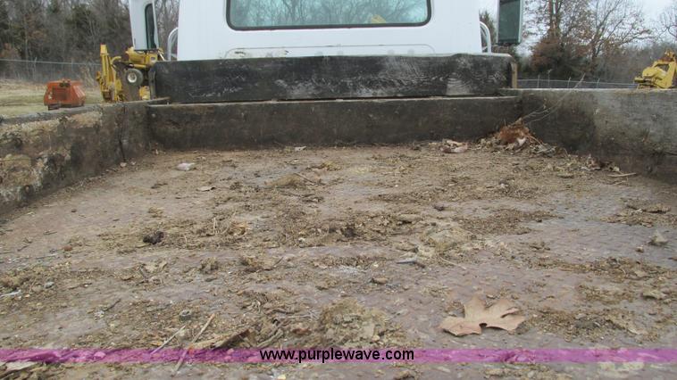 image for item I3098 1984 International S1700 flatbed truck