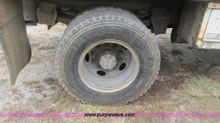 image for item I3098 1984 International S1700 flatbed truck