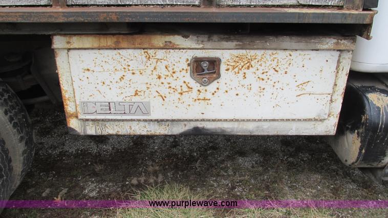 image for item I3098 1984 International S1700 flatbed truck