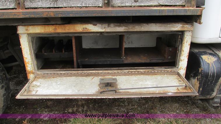 image for item I3098 1984 International S1700 flatbed truck