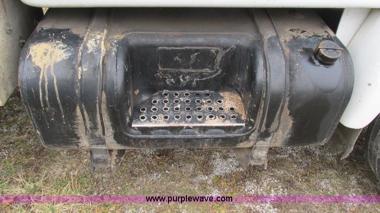 image for item I3098 1984 International S1700 flatbed truck