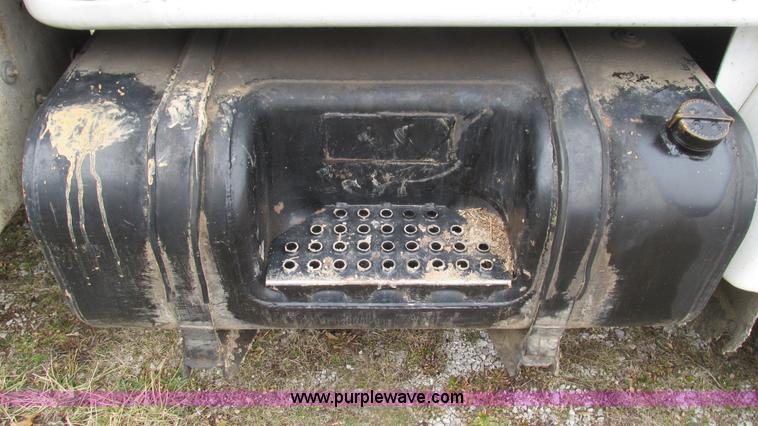 image for item I3098 1984 International S1700 flatbed truck