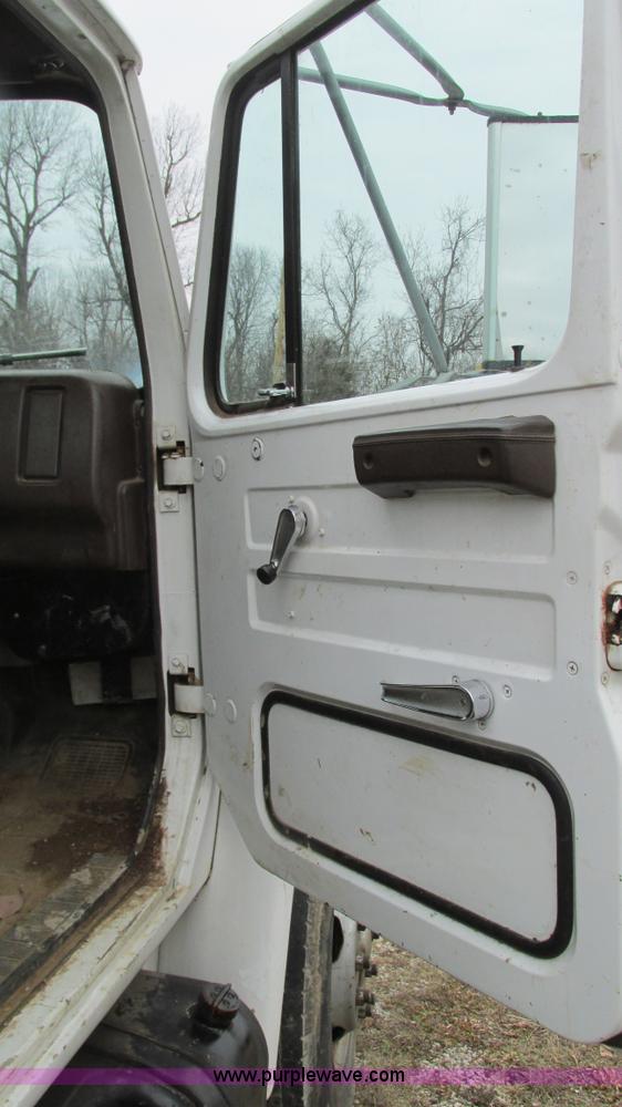 image for item I3098 1984 International S1700 flatbed truck