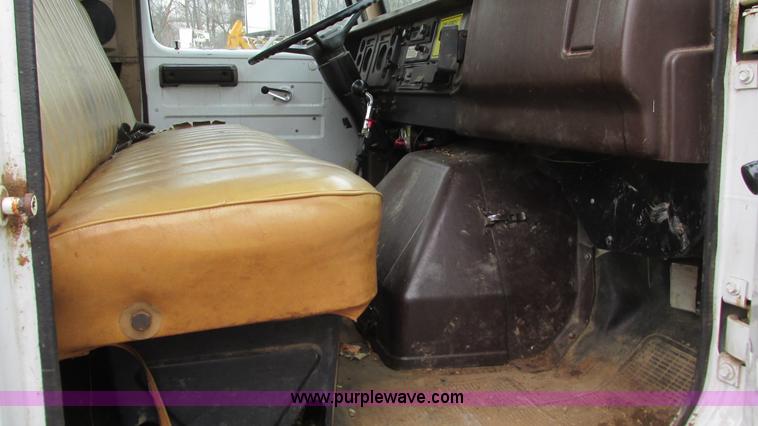 image for item I3098 1984 International S1700 flatbed truck