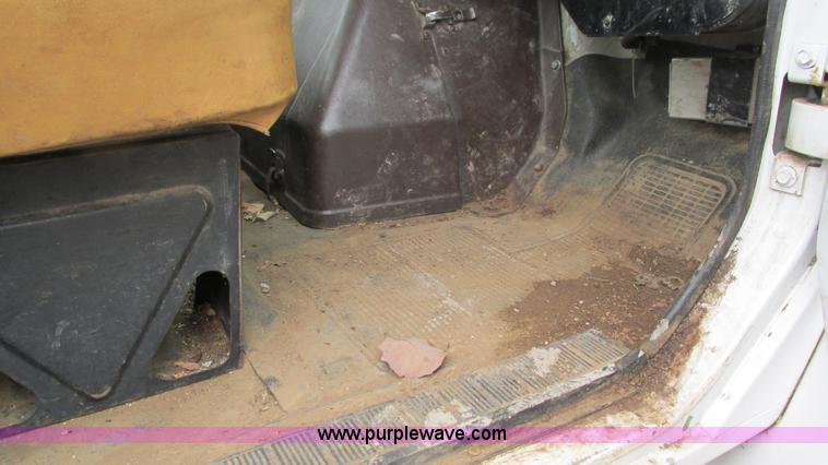 image for item I3098 1984 International S1700 flatbed truck