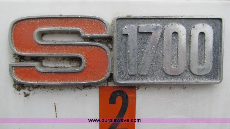 image for item I3098 1984 International S1700 flatbed truck