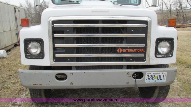 image for item I3098 1984 International S1700 flatbed truck