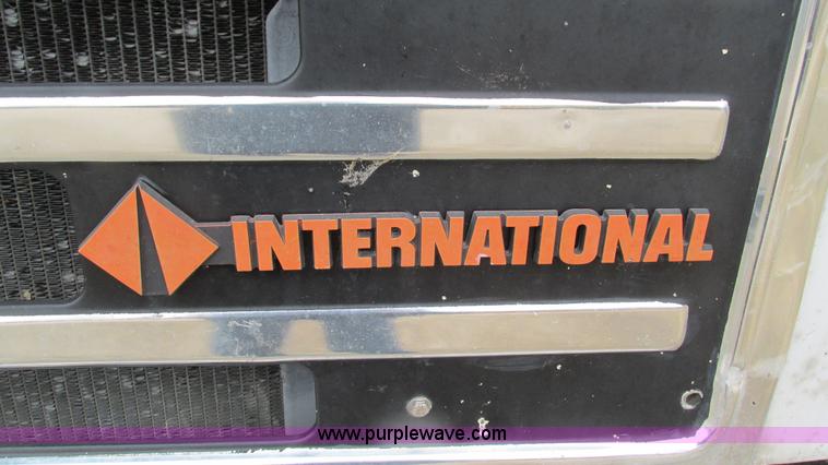 image for item I3098 1984 International S1700 flatbed truck