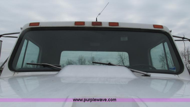 image for item I3098 1984 International S1700 flatbed truck