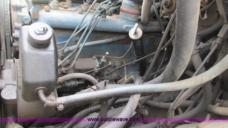 image for item I3098 1984 International S1700 flatbed truck