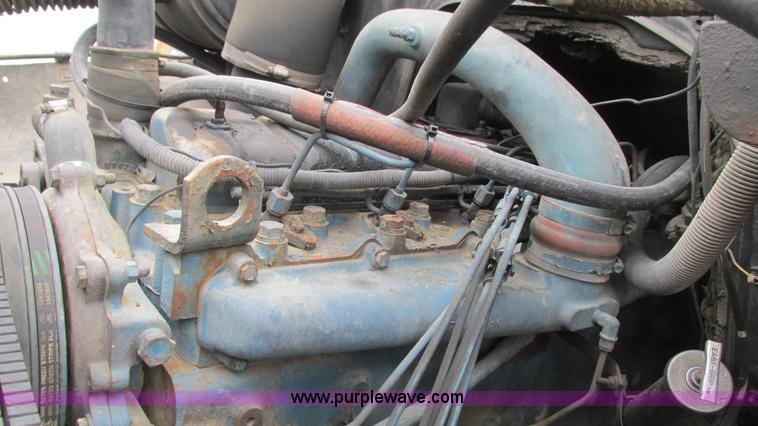 image for item I3098 1984 International S1700 flatbed truck