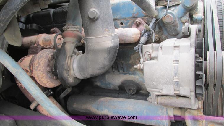 image for item I3098 1984 International S1700 flatbed truck