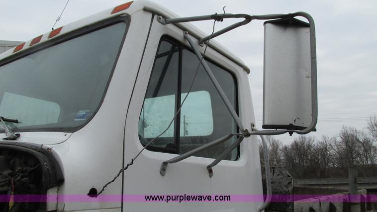 image for item I3098 1984 International S1700 flatbed truck