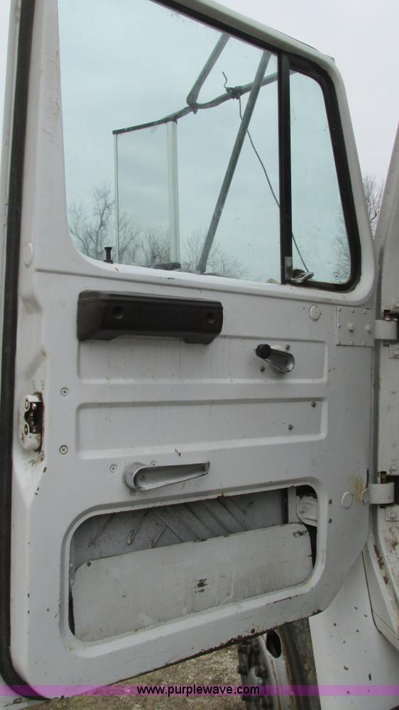 image for item I3098 1984 International S1700 flatbed truck