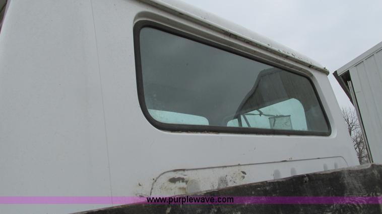 image for item I3098 1984 International S1700 flatbed truck