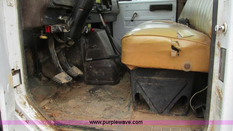 image for item I3098 1984 International S1700 flatbed truck