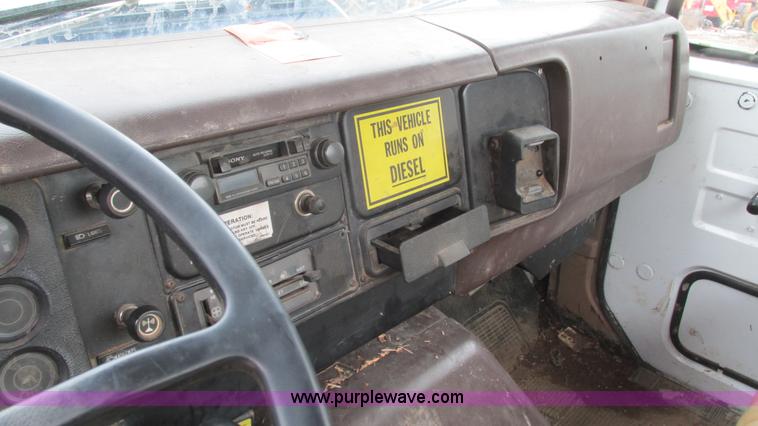 image for item I3098 1984 International S1700 flatbed truck