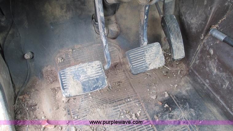 image for item I3098 1984 International S1700 flatbed truck