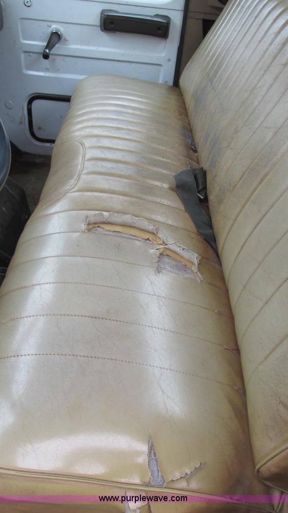 image for item I3098 1984 International S1700 flatbed truck