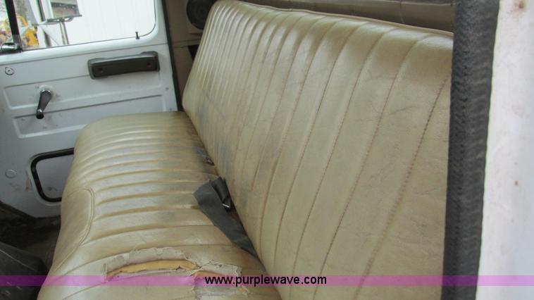 image for item I3098 1984 International S1700 flatbed truck