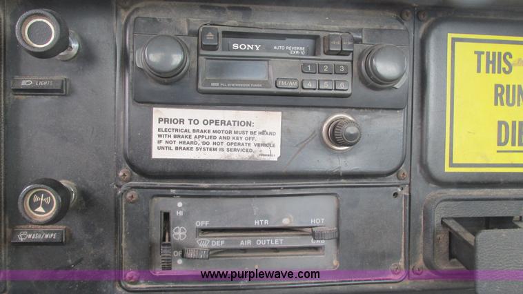 image for item I3098 1984 International S1700 flatbed truck