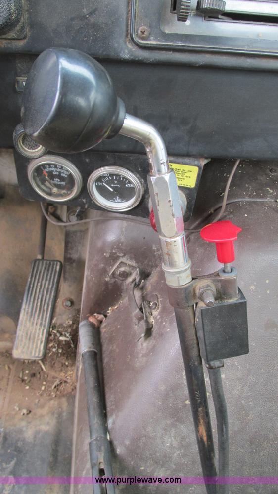 image for item I3098 1984 International S1700 flatbed truck