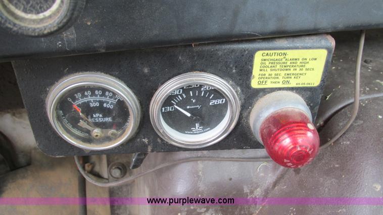 image for item I3098 1984 International S1700 flatbed truck