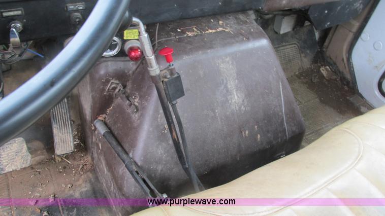 image for item I3098 1984 International S1700 flatbed truck