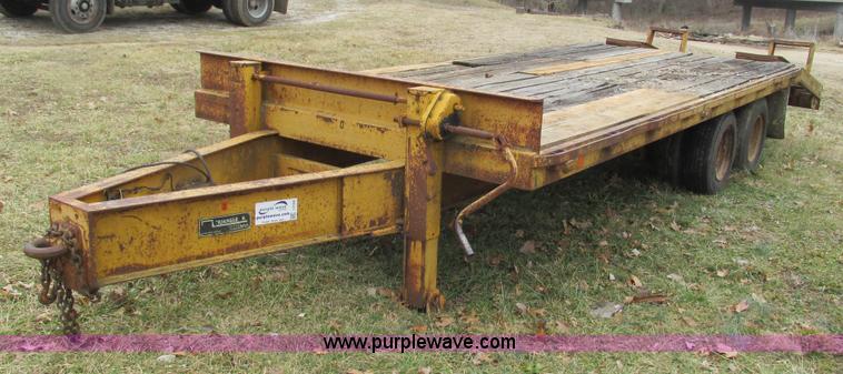 image for item I3102 1983 Triangle K trailer