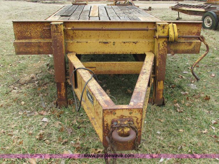 image for item I3102 1983 Triangle K trailer