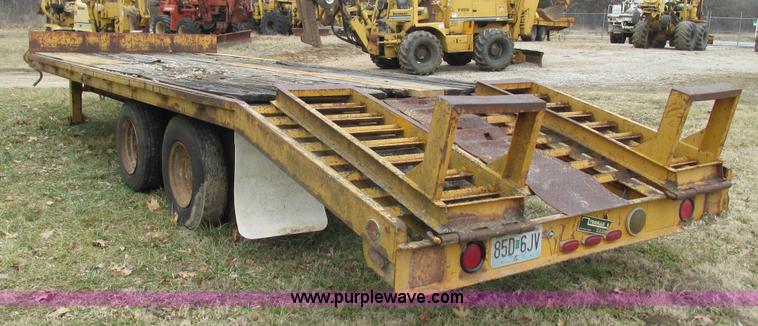 image for item I3102 1983 Triangle K trailer