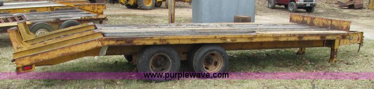 image for item I3102 1983 Triangle K trailer