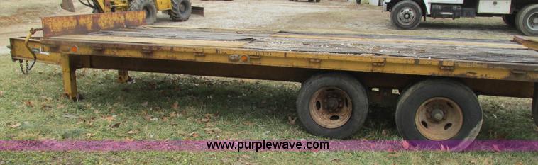 image for item I3102 1983 Triangle K trailer