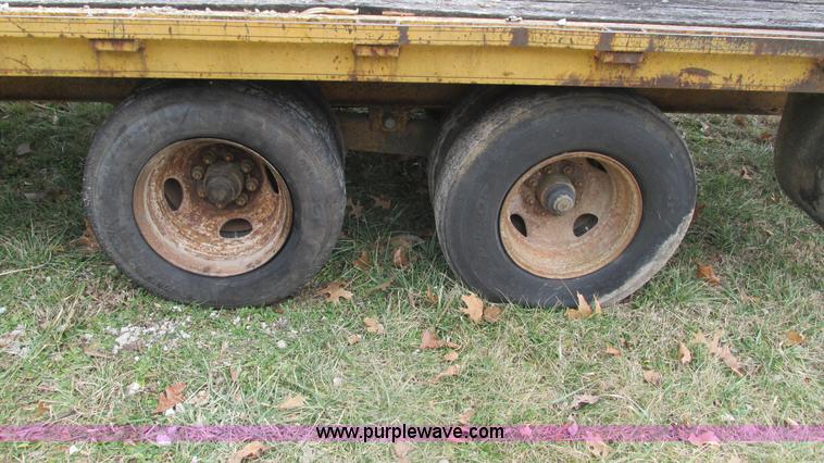 image for item I3102 1983 Triangle K trailer