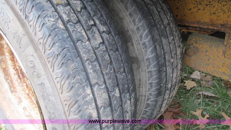 image for item I3102 1983 Triangle K trailer