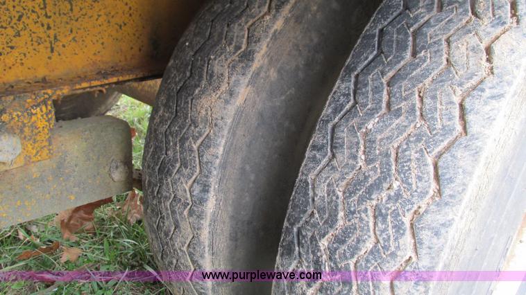 image for item I3102 1983 Triangle K trailer