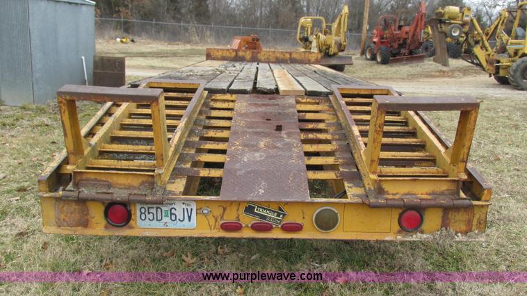 image for item I3102 1983 Triangle K trailer