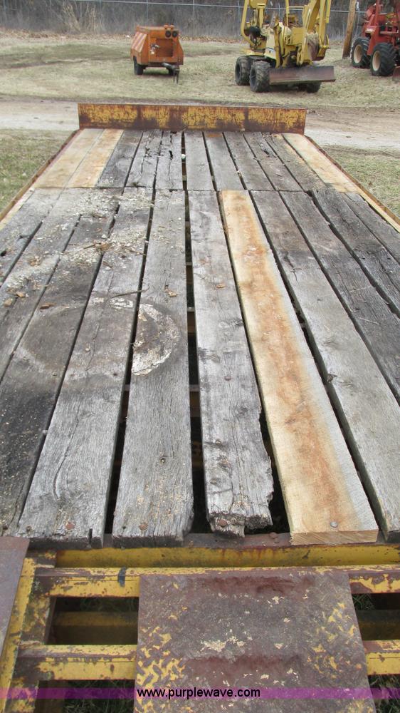 image for item I3102 1983 Triangle K trailer