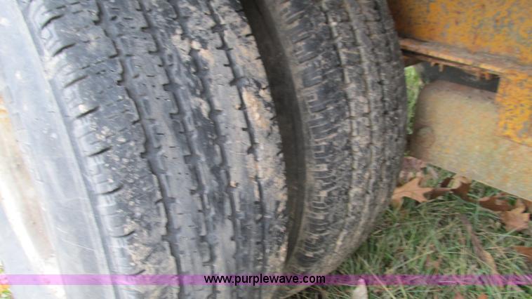 image for item I3102 1983 Triangle K trailer