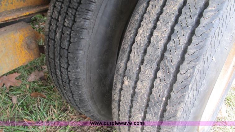 image for item I3102 1983 Triangle K trailer