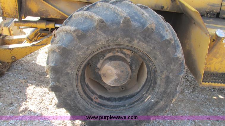 image for item I3106 Vermeer V8550 vibratory cable plow