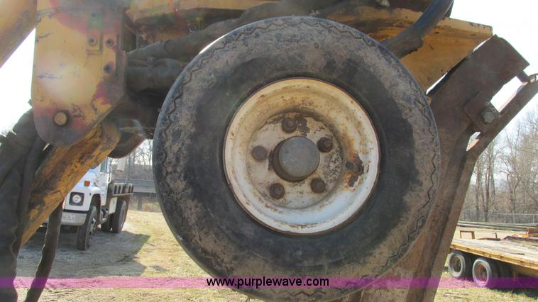 image for item I3106 Vermeer V8550 vibratory cable plow