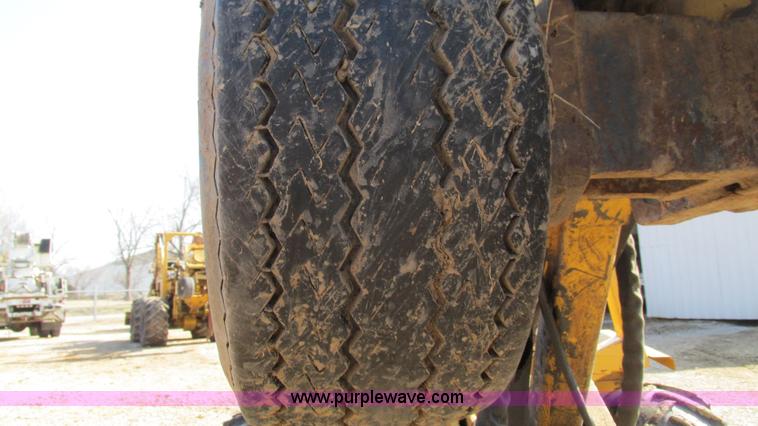 image for item I3106 Vermeer V8550 vibratory cable plow
