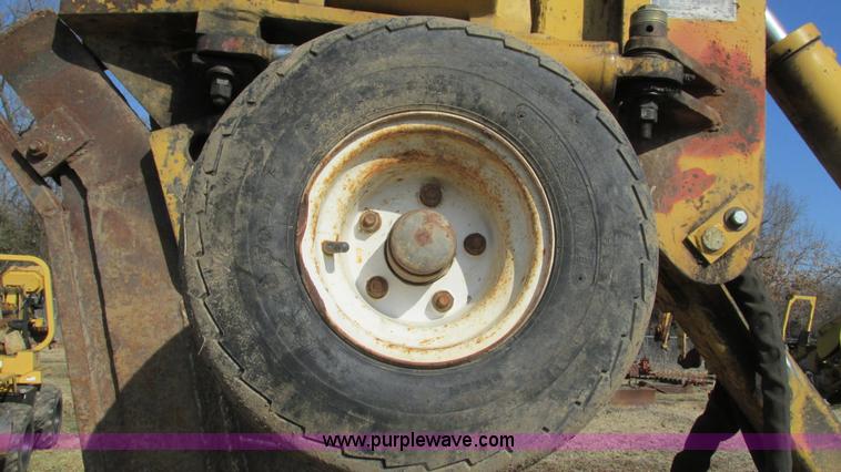 image for item I3106 Vermeer V8550 vibratory cable plow