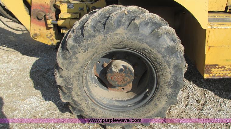 image for item I3106 Vermeer V8550 vibratory cable plow