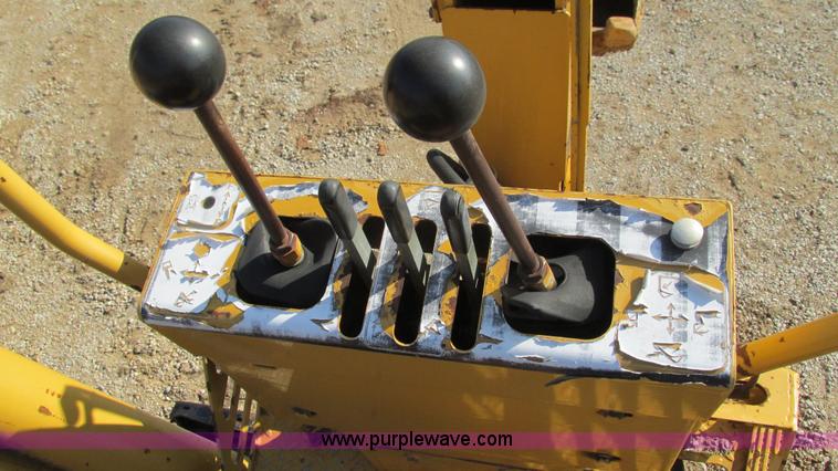 image for item I3106 Vermeer V8550 vibratory cable plow