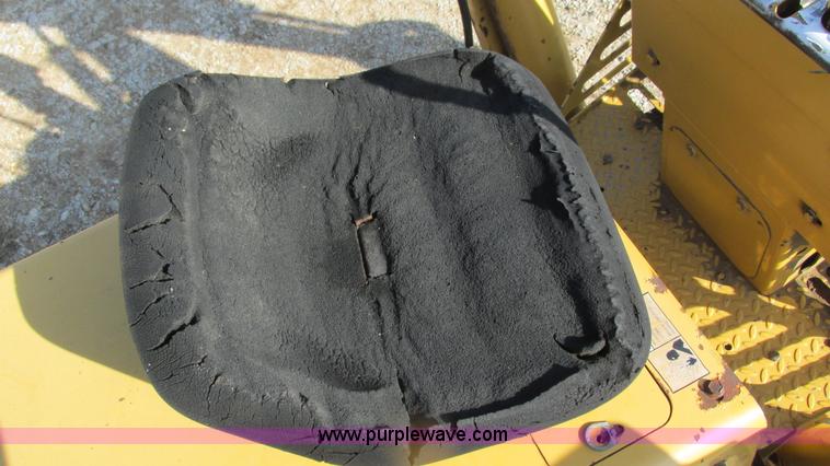 image for item I3106 Vermeer V8550 vibratory cable plow