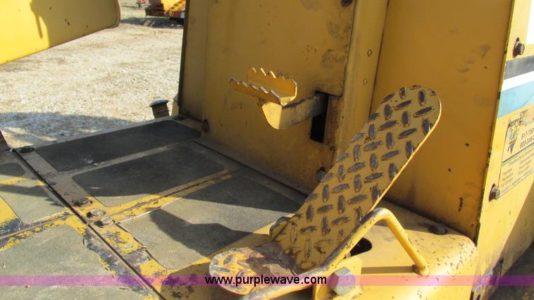 image for item I3106 Vermeer V8550 vibratory cable plow