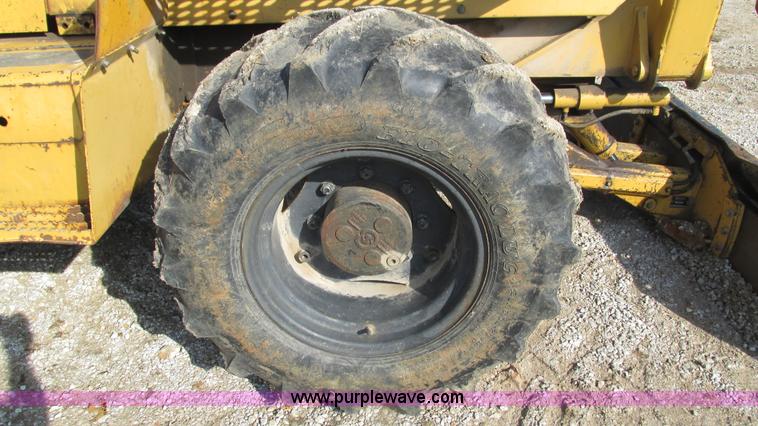 image for item I3106 Vermeer V8550 vibratory cable plow